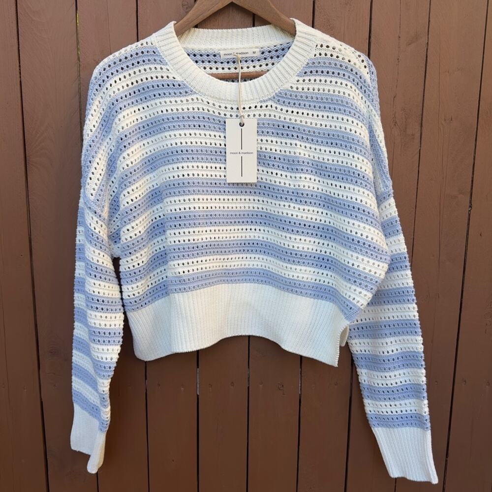 Moon & Madison | NWT Size Medium White/ Blue Knit Cropped Sweater